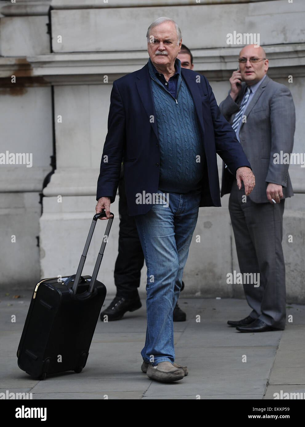 'Monty Python' co-fondateur John Cleese repéré quittant son hôtel à Londres avec : John Cleese Où : London, Royaume-Uni Quand : 07 Oct 2014 Banque D'Images