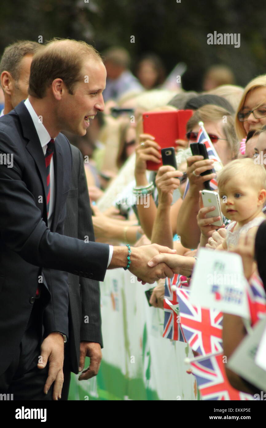Le prince William répond aux bienfaiteurs au War Memorial Park, Coventry, Royaume-Uni - juillet 2014. Banque D'Images