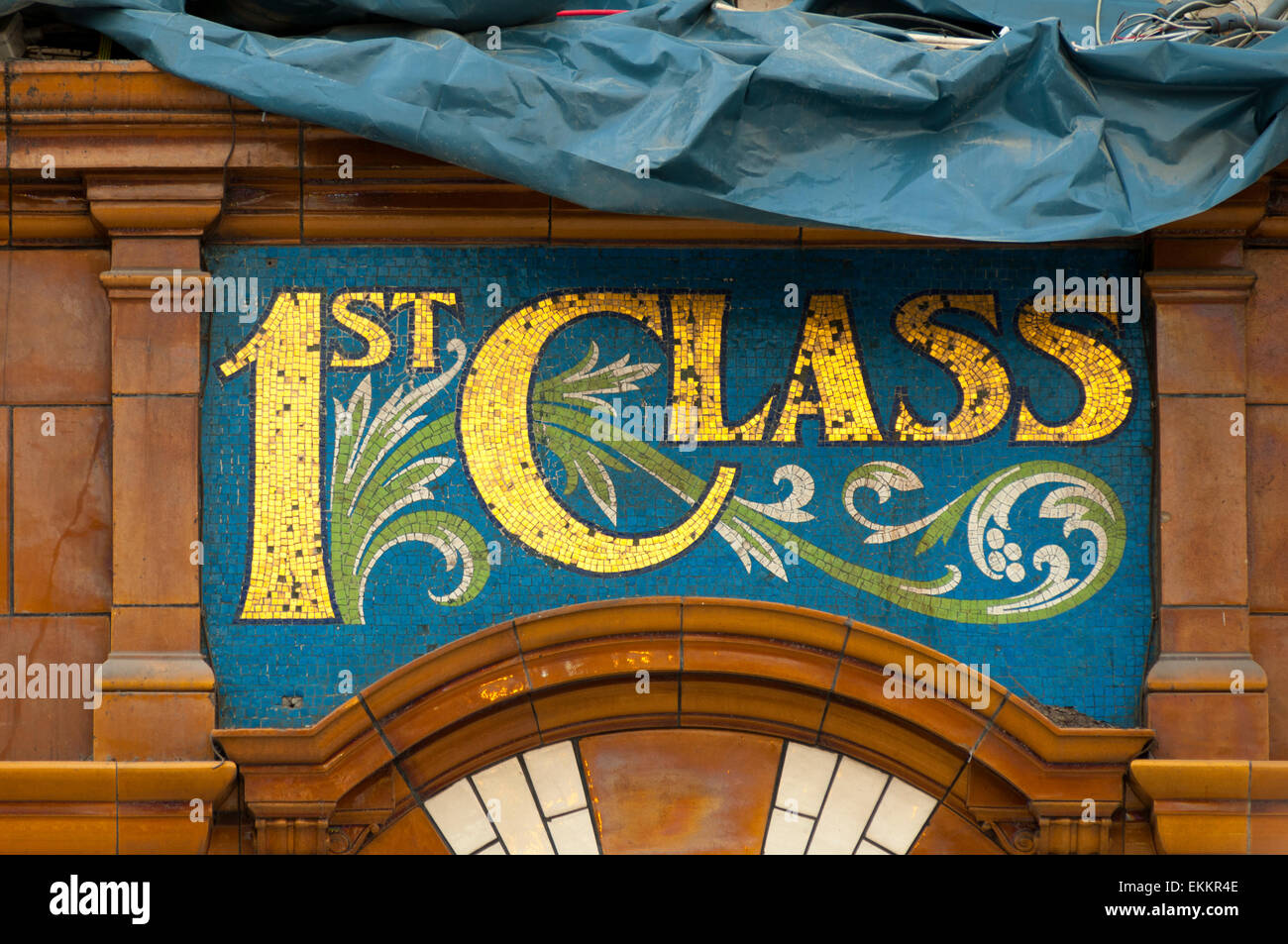 Le signe au-dessus de la mosaïque ancienne salle d'attente de première classe pendant les travaux de réaménagement de la gare de Victoria, Manchester, Angleterre, RU Banque D'Images
