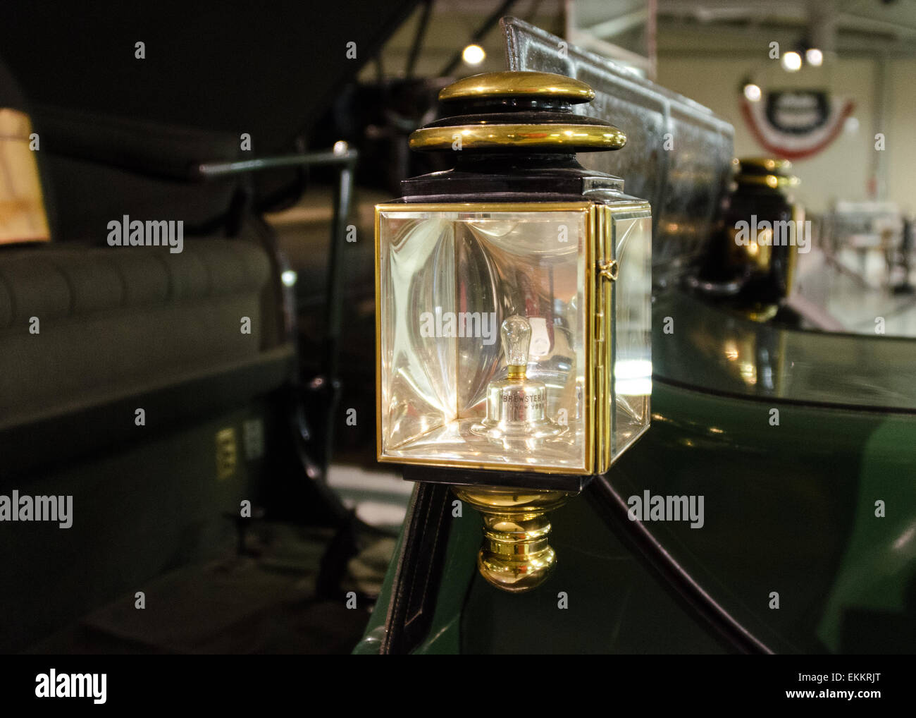 Brass lantern sur un 1908 Rauch Lang runabout au musée automobile de Seal Cove, Maine. Banque D'Images