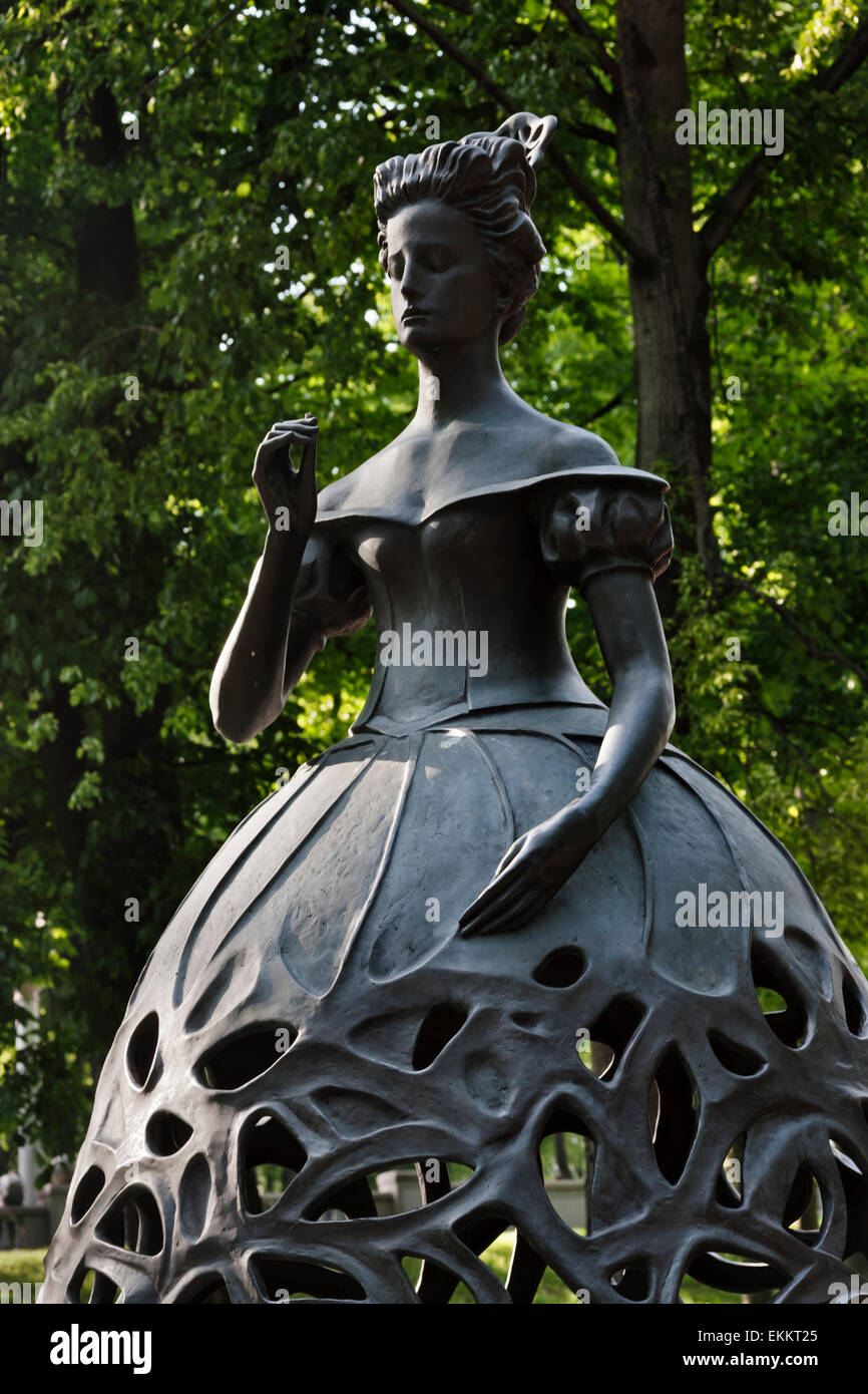 Statue de la chanteuse d'opéra en face de l'opéra et théâtre de ballet, Minsk, Bélarus Banque D'Images