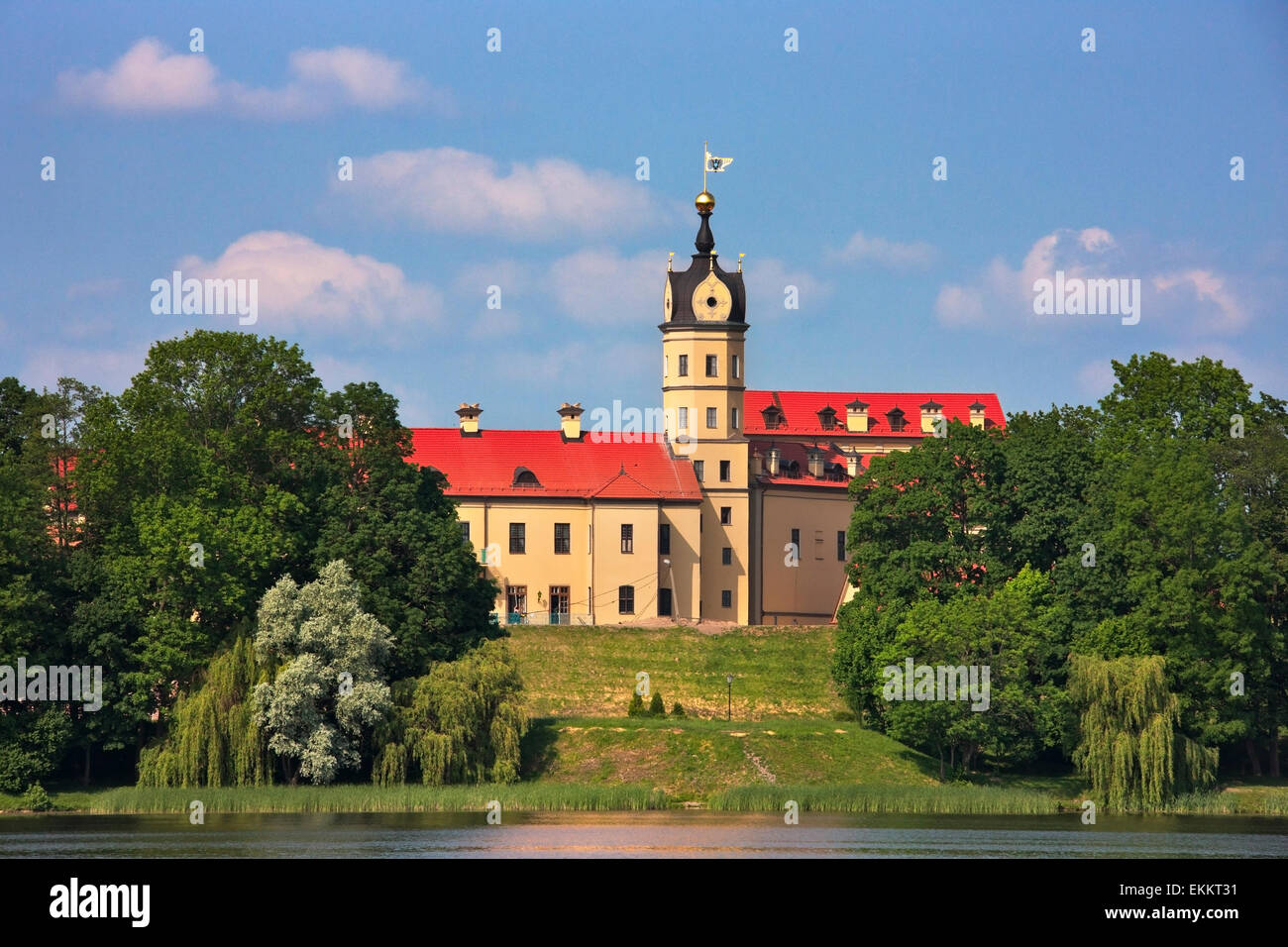 Château de Nesvizh devint un lieu crucial (le château de la famille Radziwill) le long de la rivière Neman, UNESCO World Heritage site, Province de Minsk, Bélarus Banque D'Images