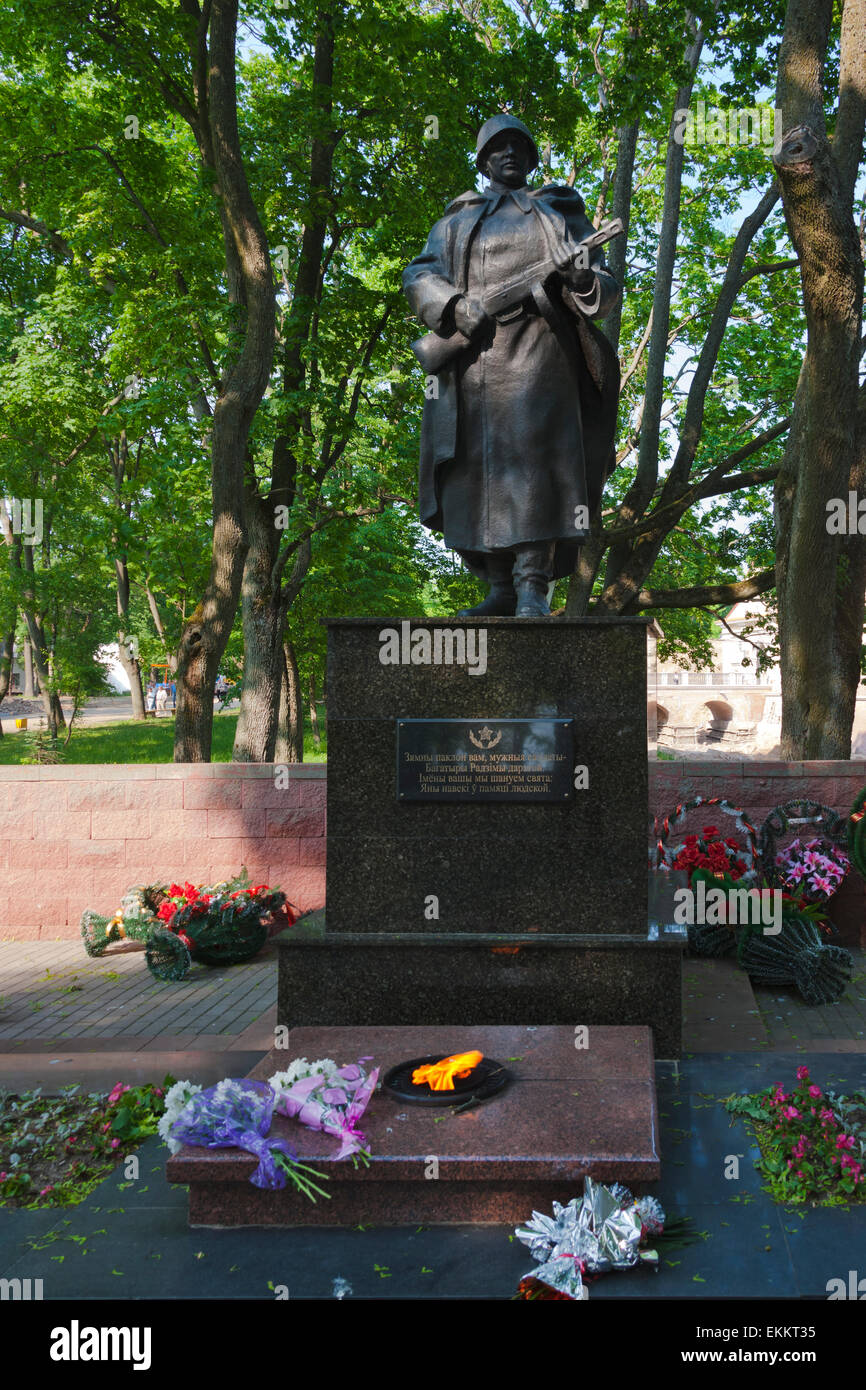 Statue d'un soldat à une époque soviétique WWII Memorial, Province de Minsk, Nesvizh devint un lieu crucial, Bélarus Banque D'Images