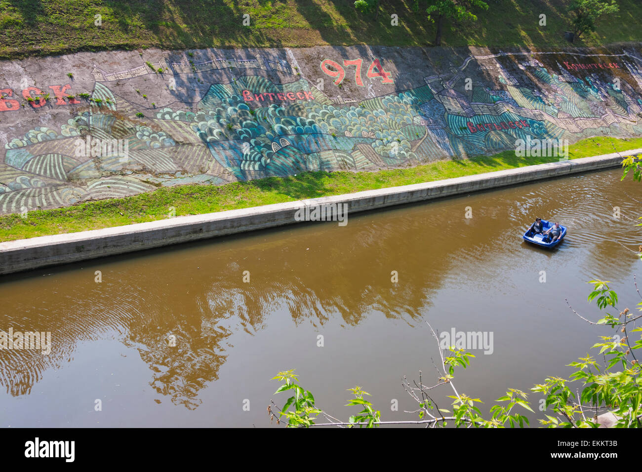 Graffitis sur les rives de la rivière Vitba, Vitebsk, Biélorussie Banque D'Images
