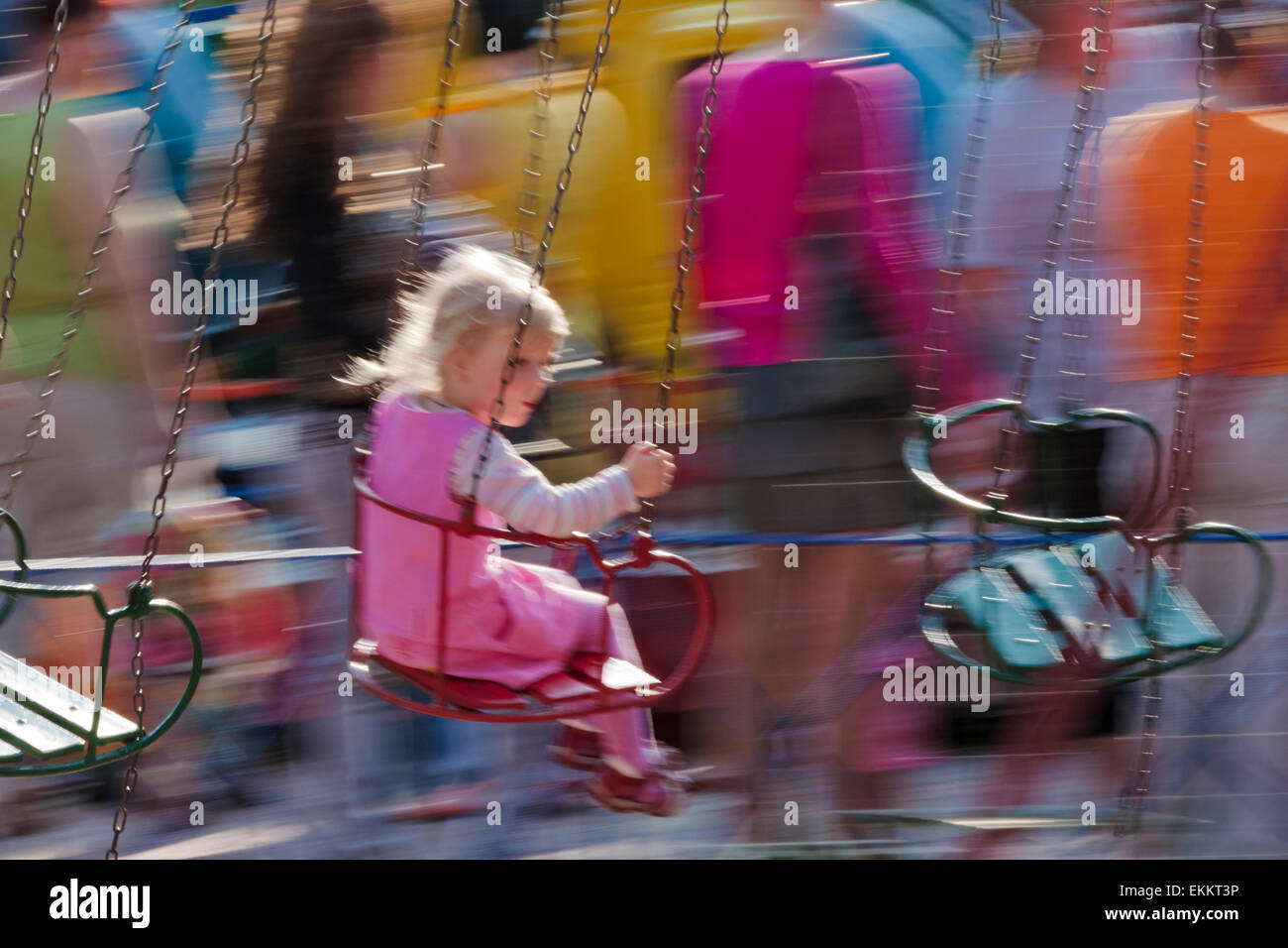 Enfants jouant dans le swing, Minsk, Bélarus Banque D'Images