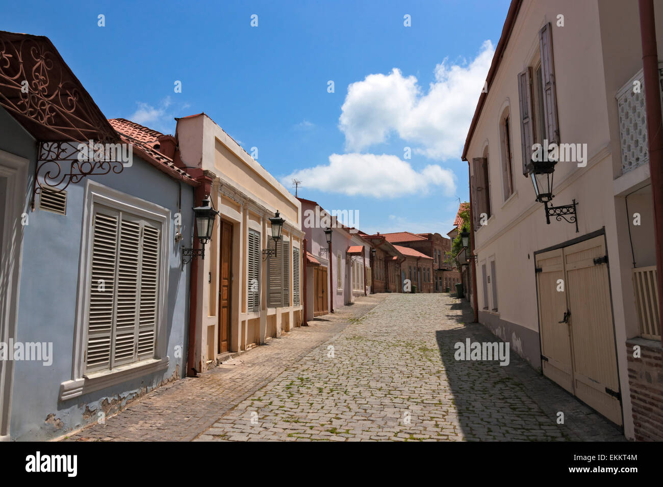 Rue Pavée et maisons traditionnelles, Sighnaghi, Géorgie Banque D'Images