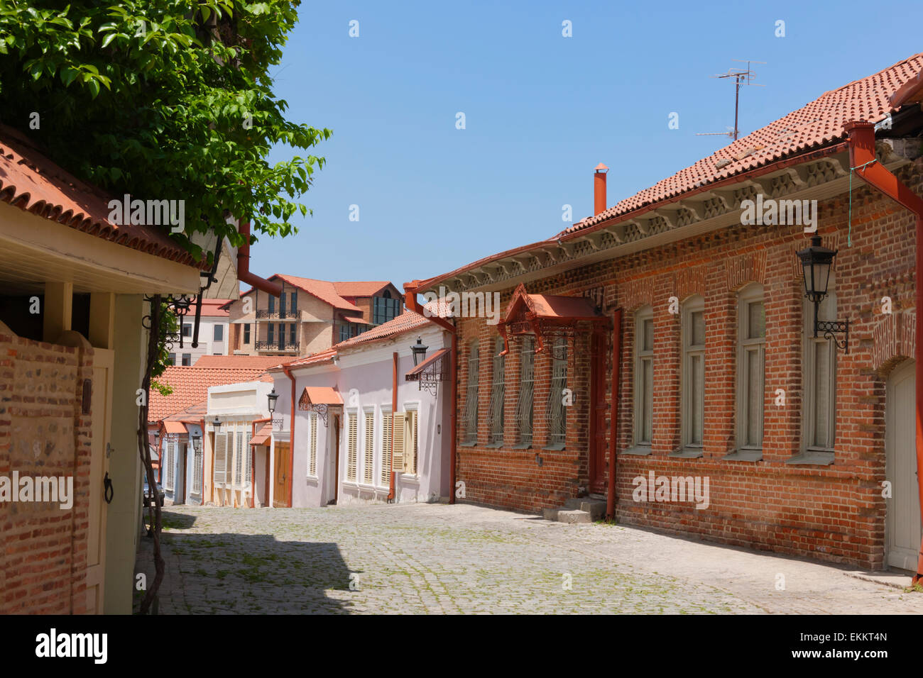 Rue Pavée et maisons traditionnelles, Sighnaghi, Géorgie Banque D'Images