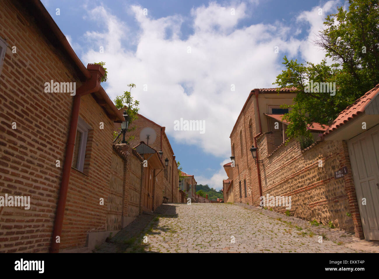 Rue Pavée et maisons traditionnelles, Sighnaghi, Géorgie Banque D'Images