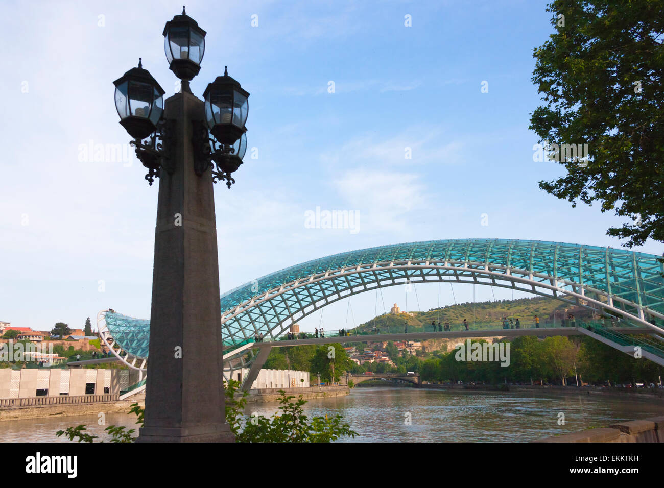 Pont de la paix sur le mont'k'vari (rivière Kura), Tbilisi, Géorgie Banque D'Images