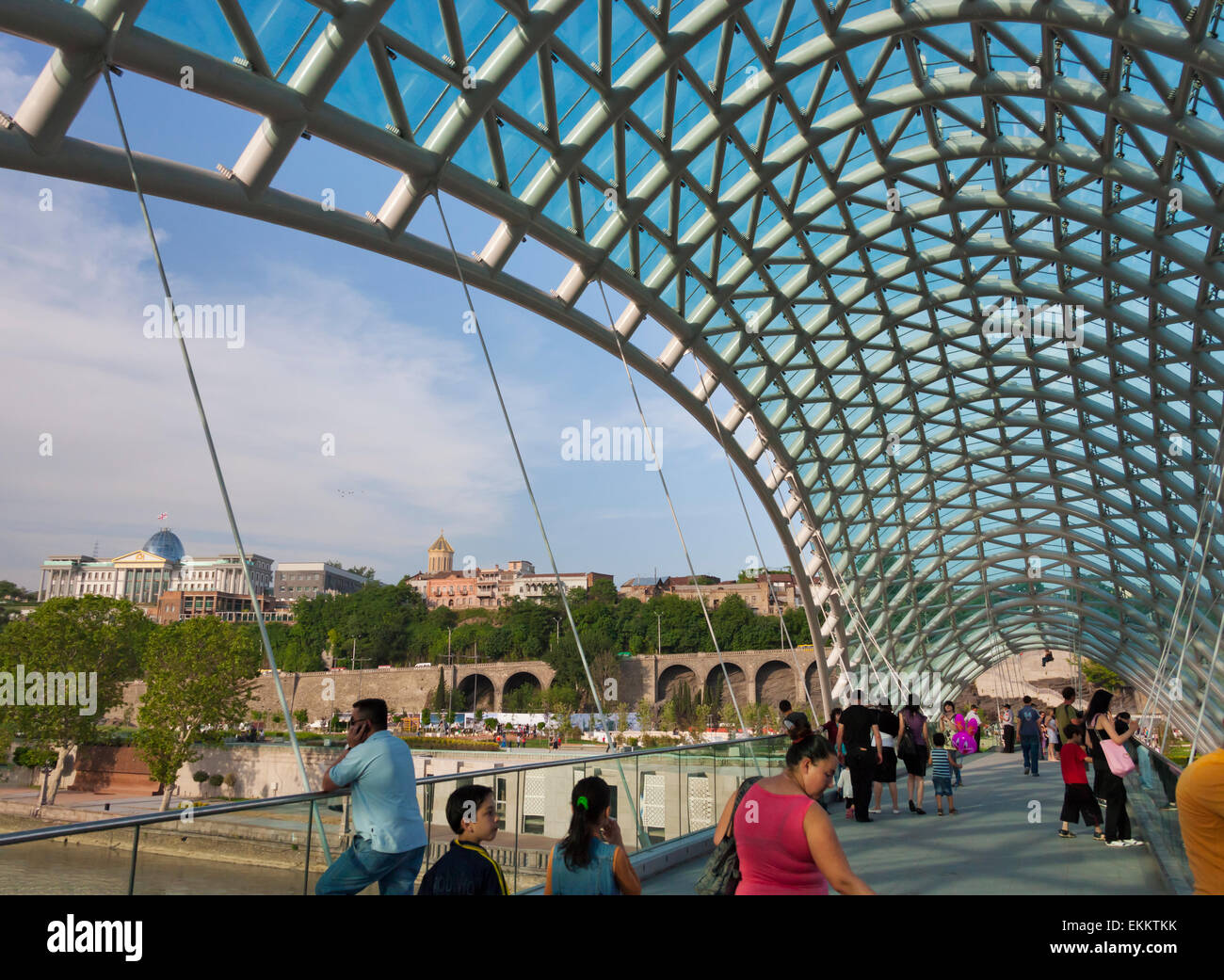 Pont de la paix sur le mont'k'vari (rivière Kura), Tbilisi, Géorgie Banque D'Images