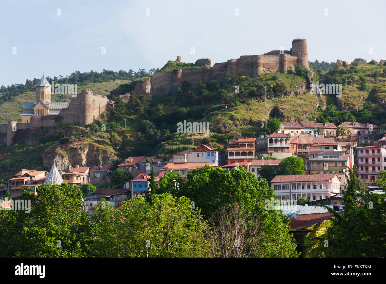 Cityscape, vieille ville avec des murs de la ville sur la colline, Tbilissi, Géorgie Banque D'Images