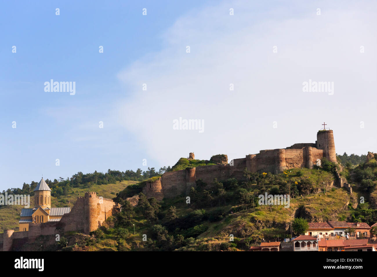 Vieille ville avec des murs de la ville sur la colline, Tbilissi, Géorgie Banque D'Images