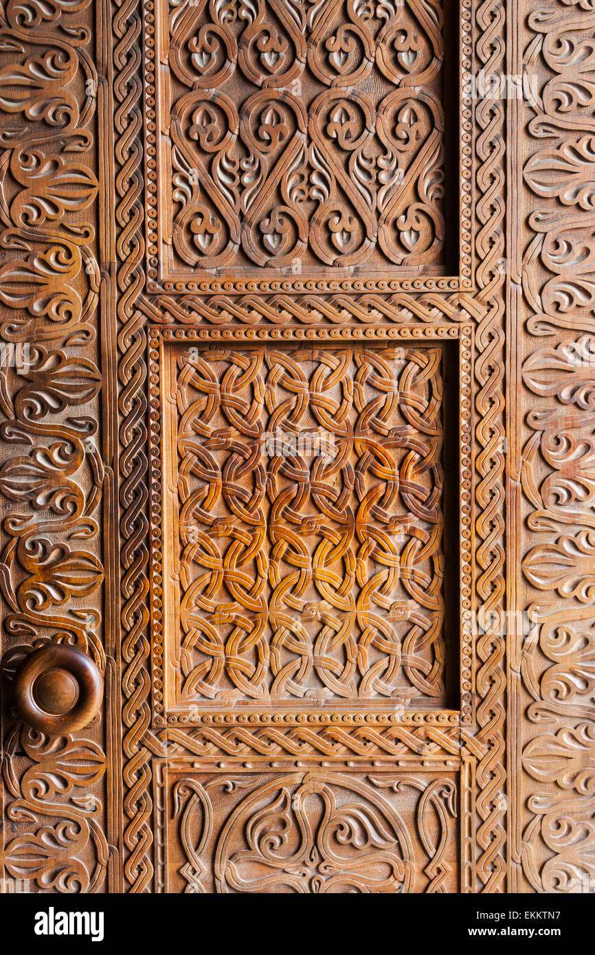 La porte en bois, la cathédrale Holy Trinity de Tbilissi, également connu sous le nom de Sameba, Tbilissi, Géorgie Banque D'Images