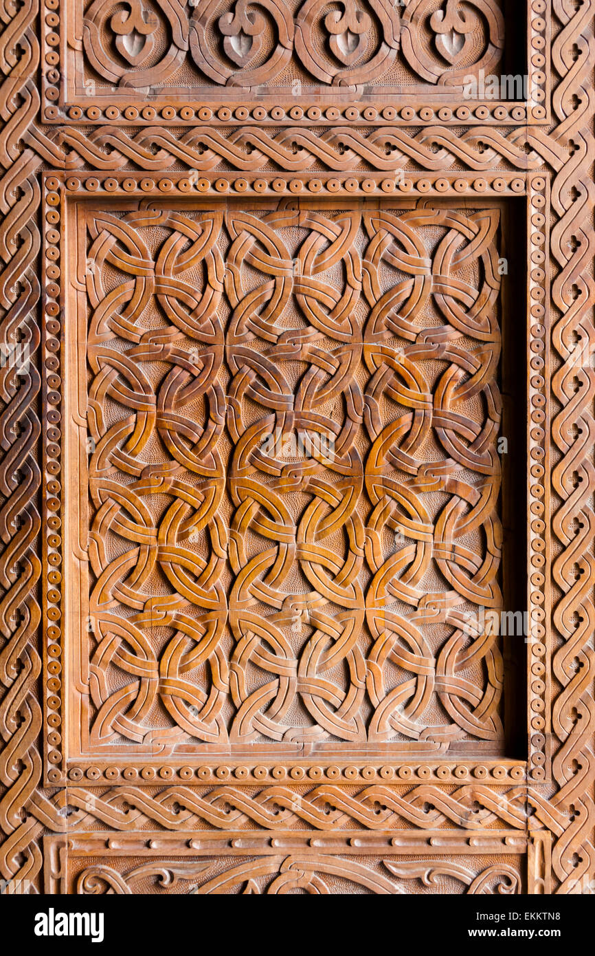 La porte en bois, la cathédrale Holy Trinity de Tbilissi, également connu sous le nom de Sameba, Tbilissi, Géorgie Banque D'Images