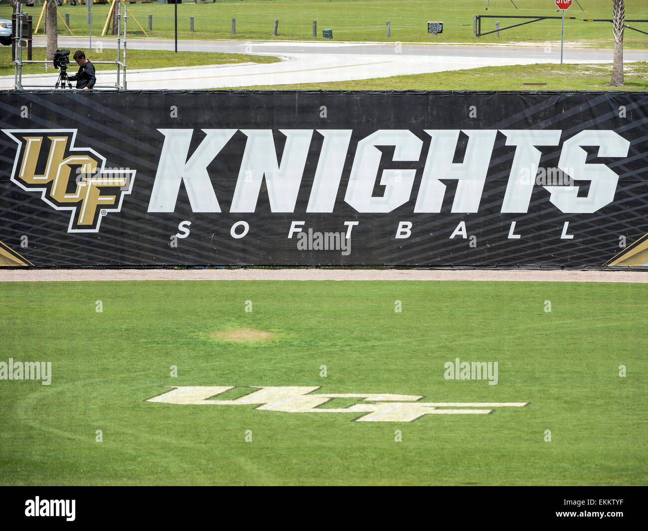 Orlando, FL, USA. Apr 11, 2015. L'UCF (complexe de Softball softball NCAA durant 2 jeu d'action entre les Cougars de Houston et de l'UCF Knights. # 17 Houston UCF défait 13-0 à l'UCF complexe de softball à Orlando, FL Credit : csm/Alamy Live News Banque D'Images