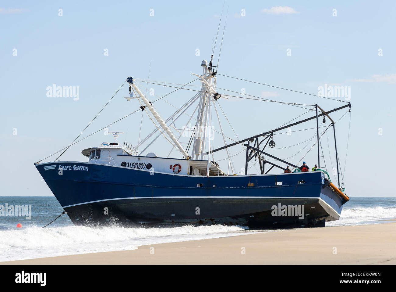 Point Pleasant Beach, New Jersey, USA. Le 11 avril 2015. Le capitaine Gavin, un bateau de pêche commerciale opérant à partir d'Atlantic City, NJ a été échoué sur la plage de la côte du New Jersey depuis un accident il y a 3 jours. Aujourd'hui, des efforts ont été déployés par les équipes de sauvetage pour libérer le navire mais n'ont pas abouti et le navire reste sur la rive. Crédit : Patrick Morisson/Alamy Live News Banque D'Images