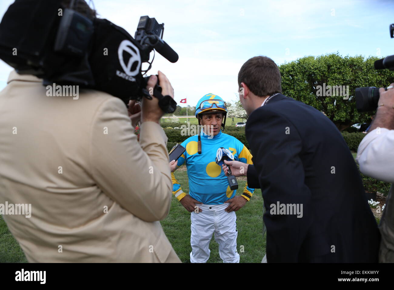 Hot Springs, Arkansas, USA. Apr 11, 2015. L'Arkansas Derby jockey gagnant Victor Espinoza d'être interviewé par les médias locaux à Oaklawn Park à Hot Springs, AR. Justin Manning/ESW/CSM/Alamy Live News Banque D'Images
