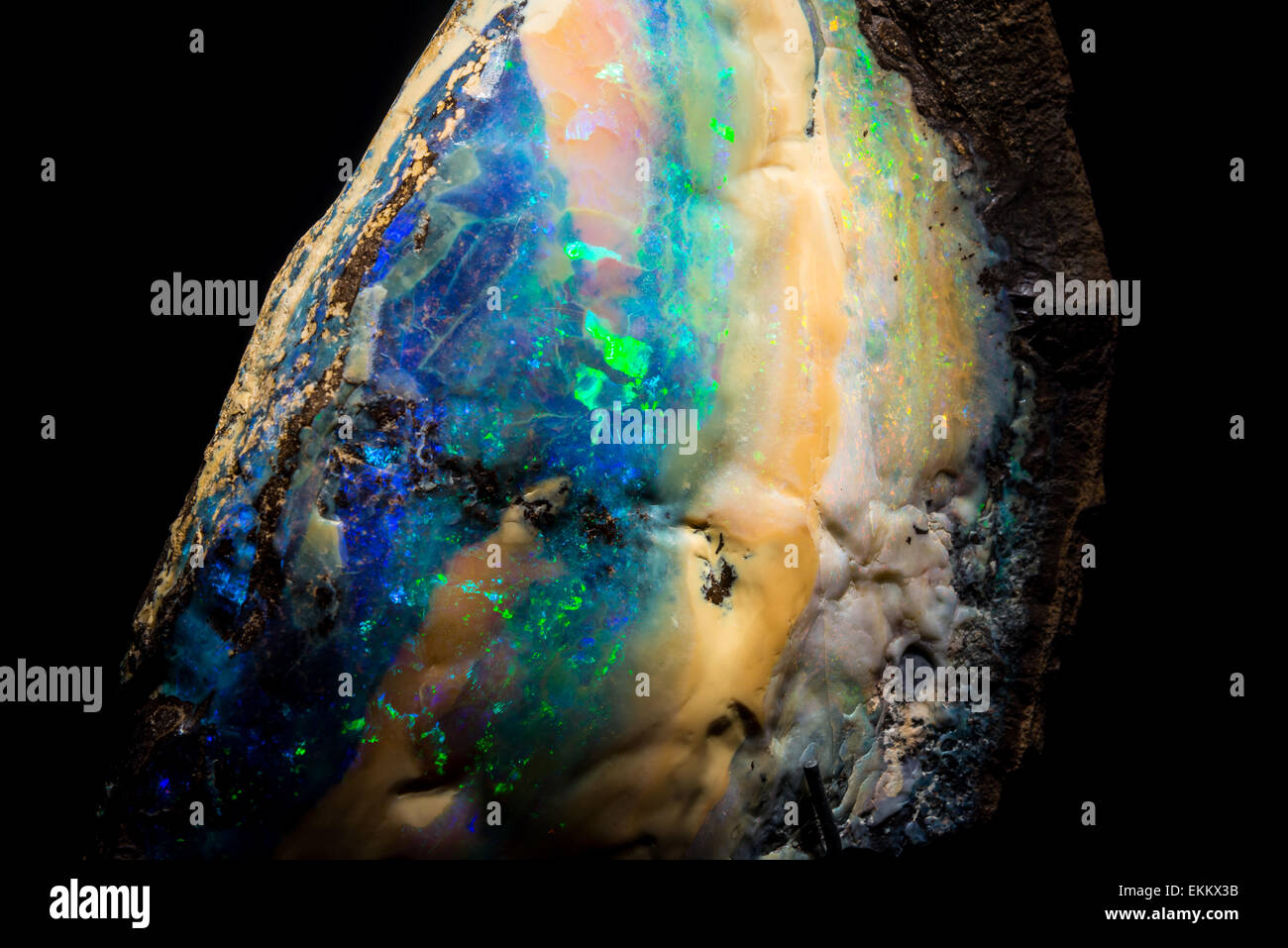 Opal, une silice amorphe, avec multi-couleur feu. Banque D'Images