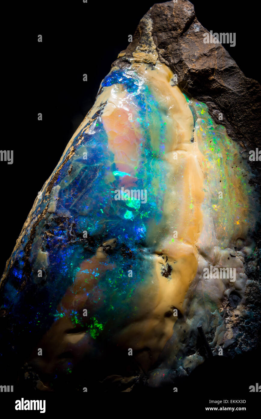 Opal, une silice amorphe, avec multi-couleur feu. Banque D'Images