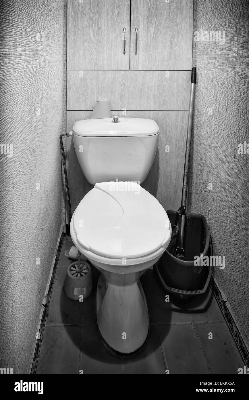 Photo en noir et blanc d'une toilette dans une vieille télévision soviétique Banque D'Images