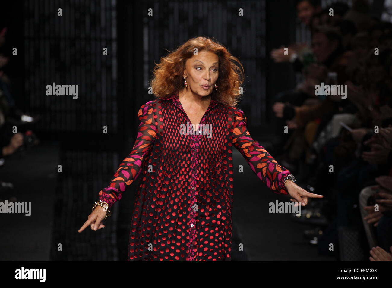 Designer Diane von Furstenberg promenades la piste au Diane von Furstenberg  fashion show MBFW Automne 2015 Photo Stock - Alamy