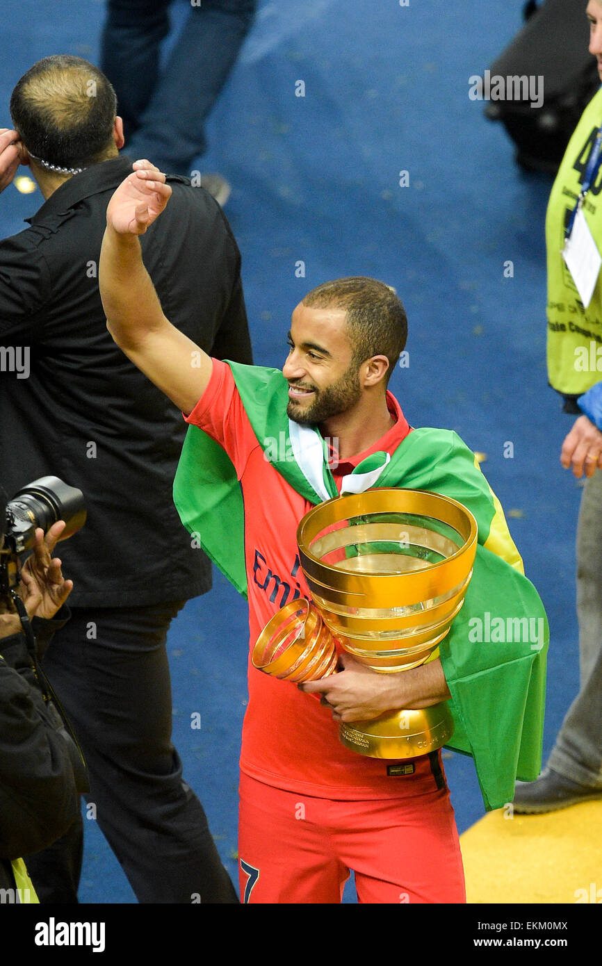 Stade de France, Paris, France. Apr 11, 2015. Finale Coupe de la Ligue. Paris St Germain contre SC Bastia. Lucas (PSG) avec le trophée Credit : Action Plus Sport/Alamy Live News Banque D'Images