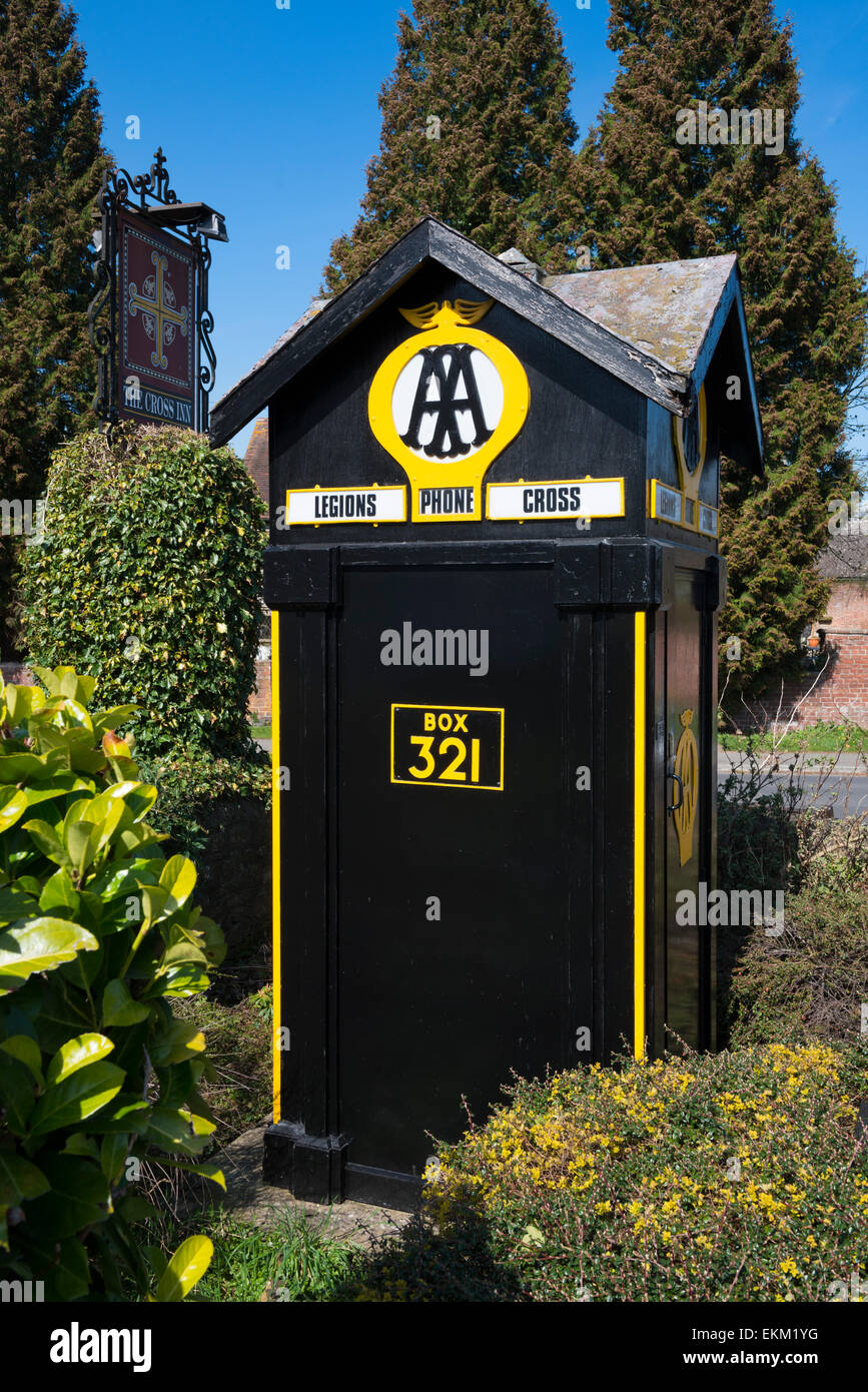 Une vieille boîte de AA à l'extérieur de la Croix Inn, Eardisland, Herefordshire, Angleterre. Banque D'Images
