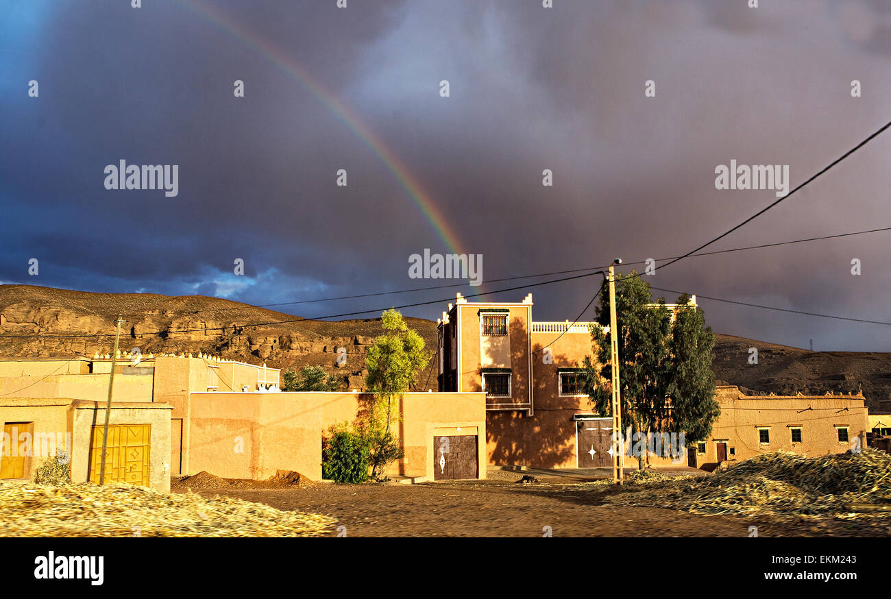 Sur arc-en-ciel pluvieux sombre dans la vallée des Roses, Maroc Banque D'Images