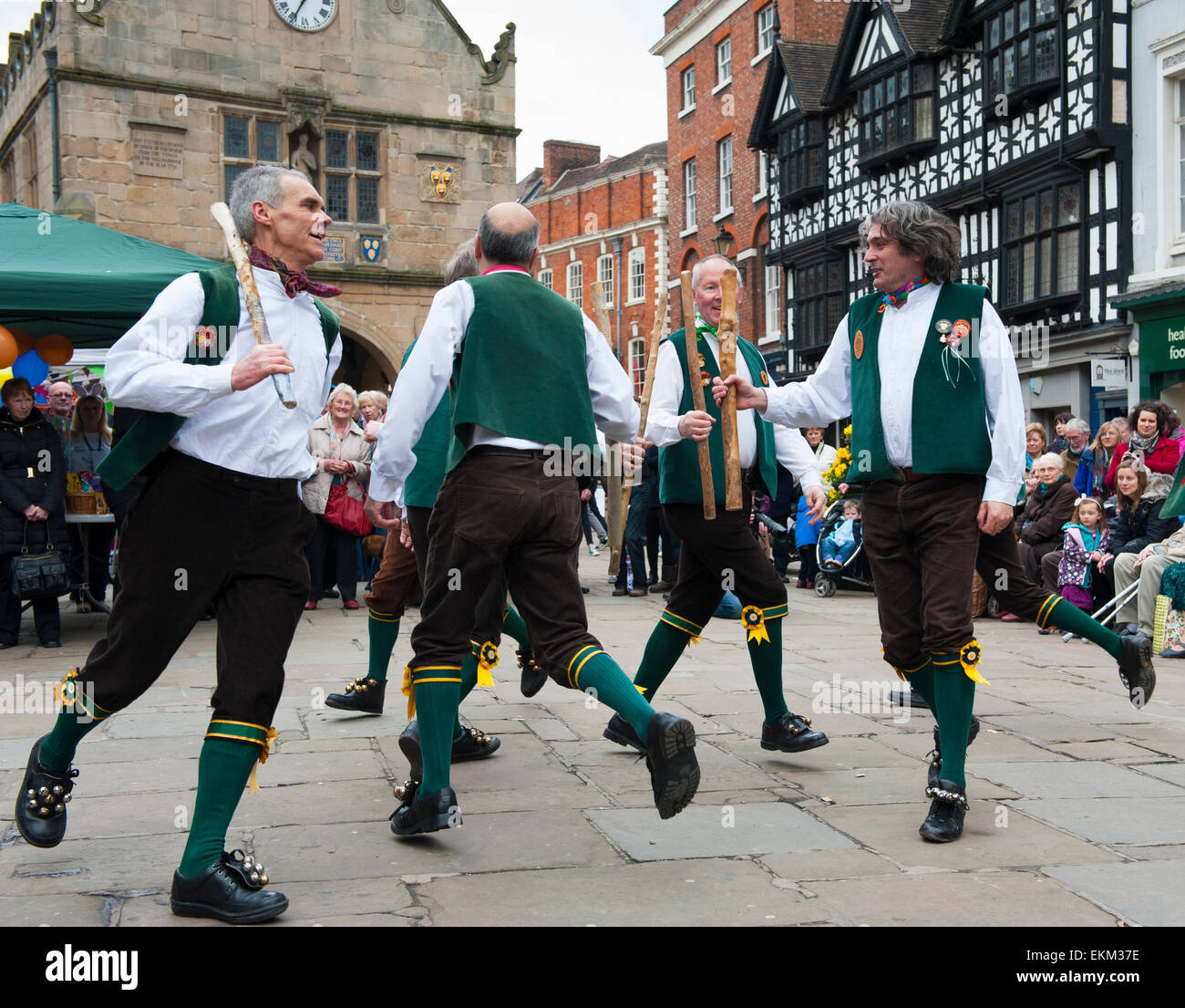 Shrewsbury Morris, effectuer dans le carré dans le cadre de la Big Busk, Shrewsbury, Shropshire, Angleterre. Banque D'Images