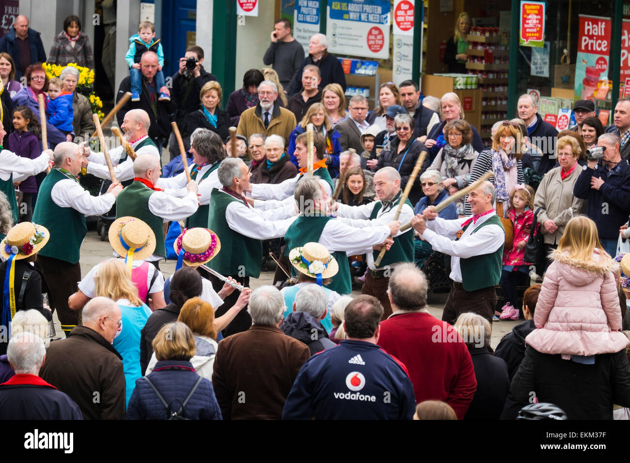 Shrewsbury Morris, effectuer dans le carré dans le cadre de la Big Busk, Shrewsbury, Shropshire, Angleterre. Banque D'Images