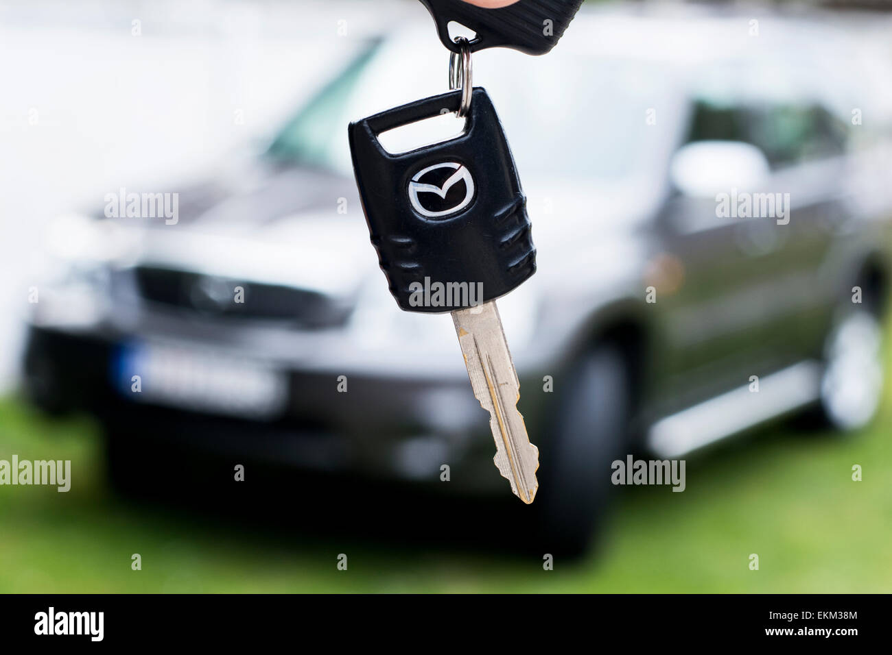 Sombor, Serbie - Avril 6 E,2015 : séance photo de différentes clés de voiture;main tenant une clé de voiture avec Mazda Mazda sport utilitaire veh Banque D'Images