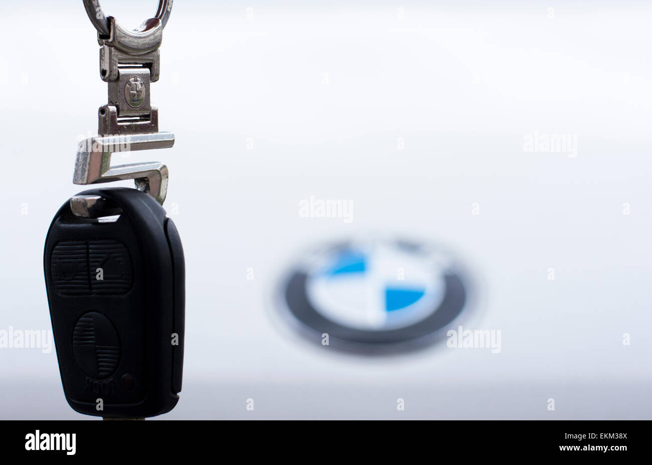 Sombor, Serbie - Avril 6 E,2015 : séance photo de différentes clés de voiture;clé de voiture de BMW 5 main tenant en l'air avec blanc BM Banque D'Images