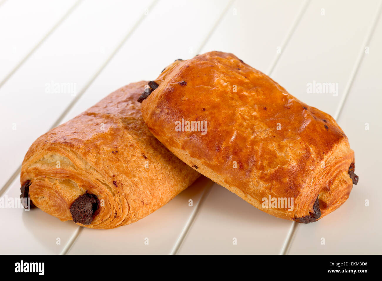 Deux des petits pains au chocolat sur une plaque de bois, Banque D'Images