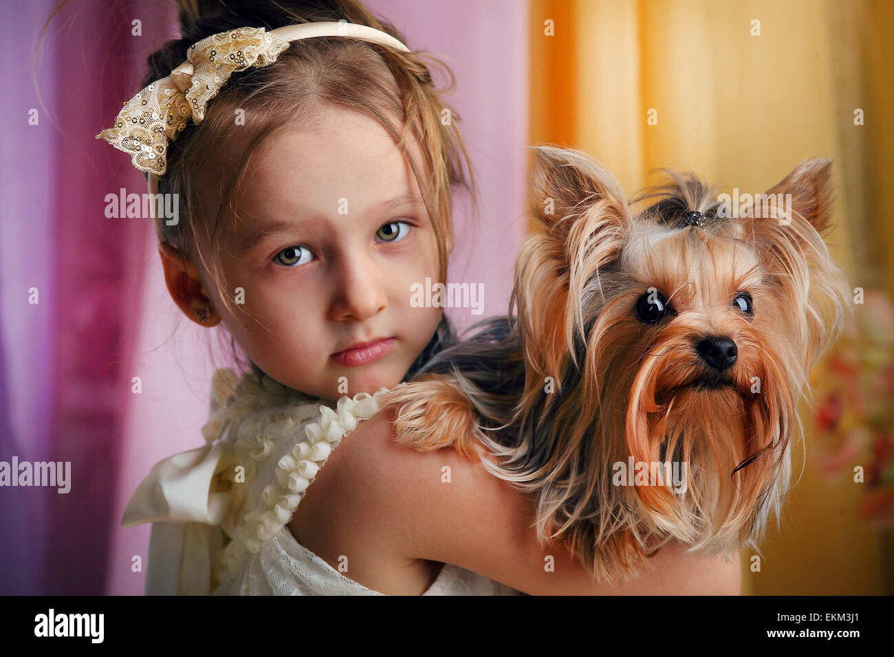 Jeune fille, enfant, jouet, face, hat, fusil, chien, cheveux, mains, Banque D'Images