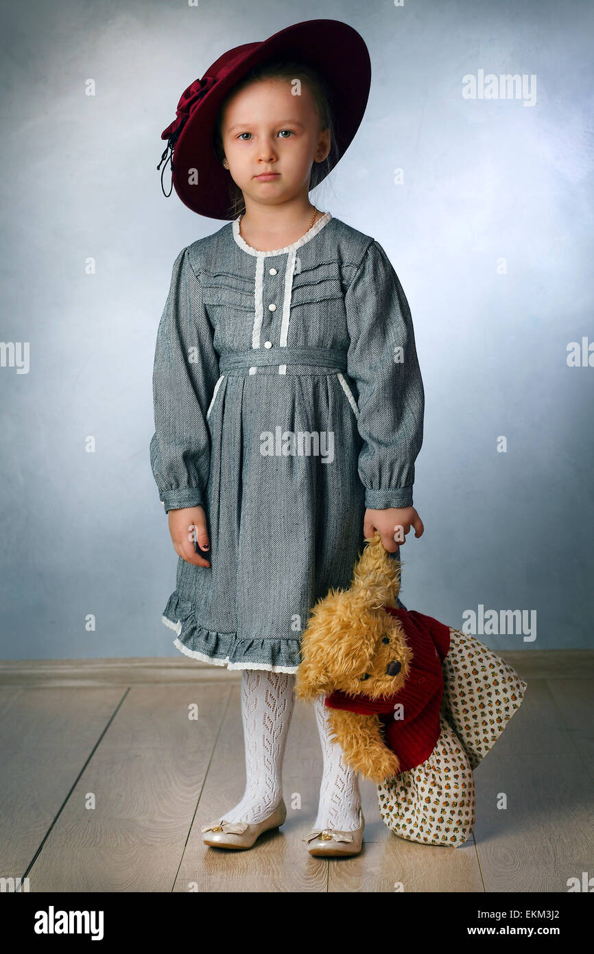 Jeune fille, enfant, jouet, face, hat, fusil, chien, cheveux, mains, Banque D'Images