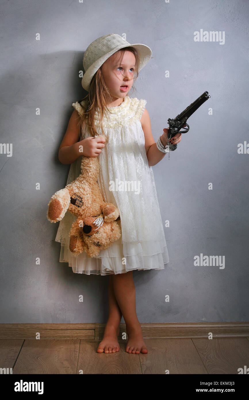 Jeune fille, enfant, jouet, face, hat, fusil, chien, cheveux, mains, Banque D'Images