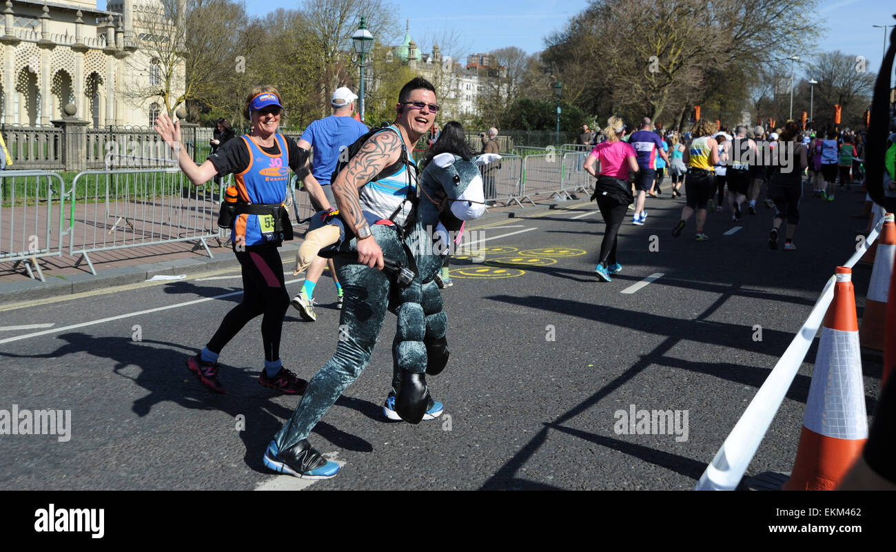 Brighton, UK. 12 avril, 2015. Fancy dress coureurs prenant part à la Brighton Marathon aujourd'hui Crédit : Simon Dack/Alamy Live News Banque D'Images