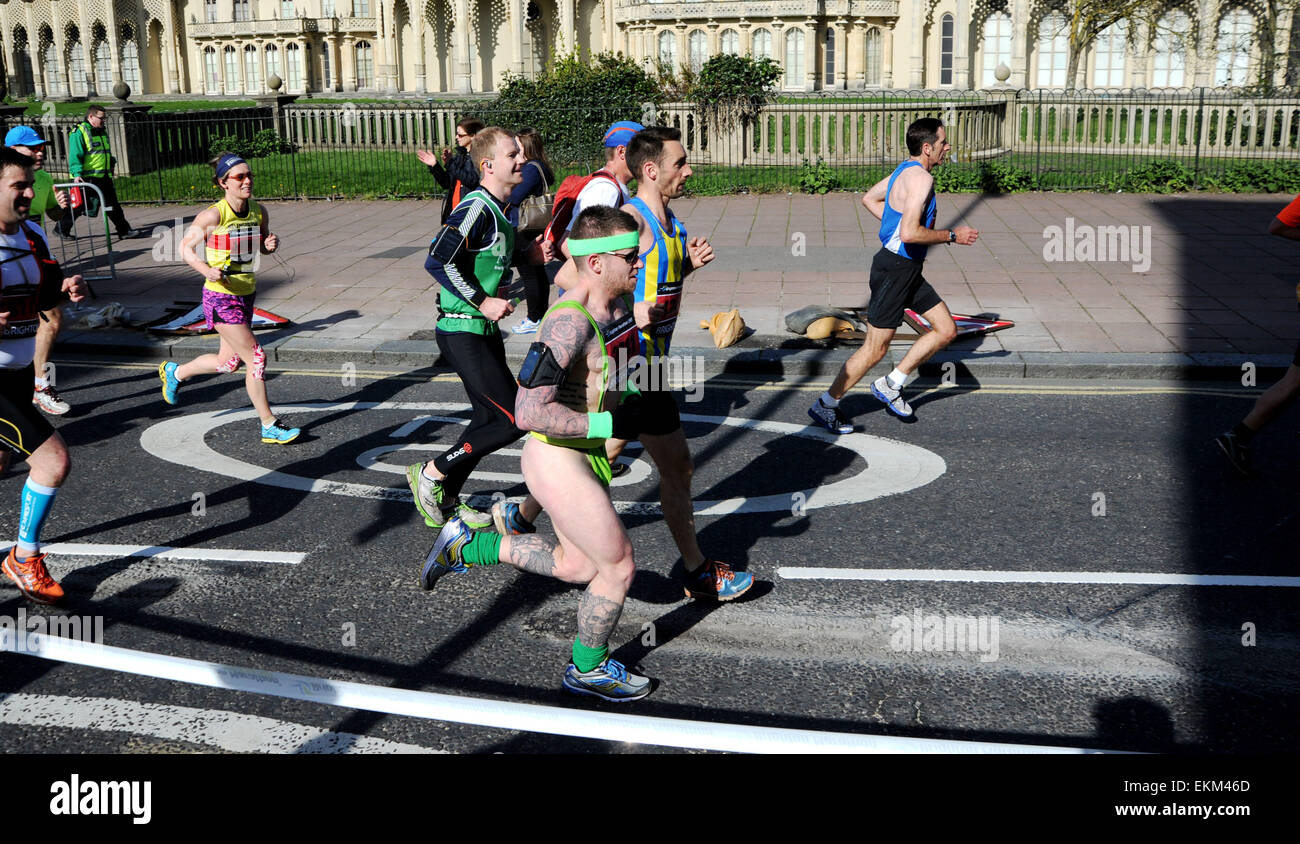 Brighton, UK. 12 avril, 2015. iA runner portant un minuscule humanité participant n le Marathon de Brighton : Crédit d'aujourd'hui Simon Dack/Alamy Live News Banque D'Images