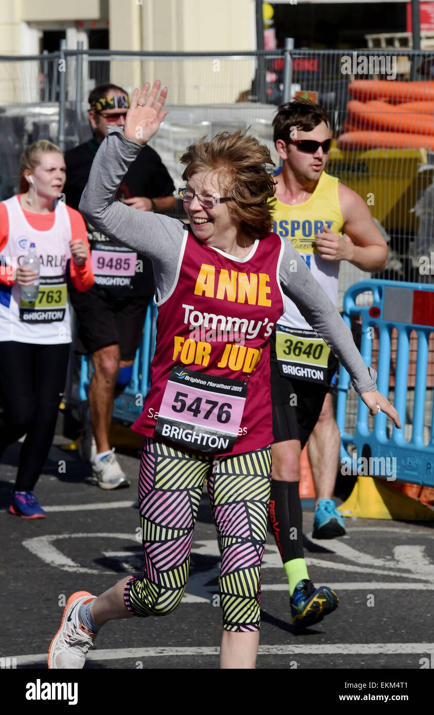 Brighton, UK. 12 avril, 2015. Heureux porteur participant n le Marathon de Brighton : Crédit d'aujourd'hui Simon Dack/Alamy Live News Banque D'Images