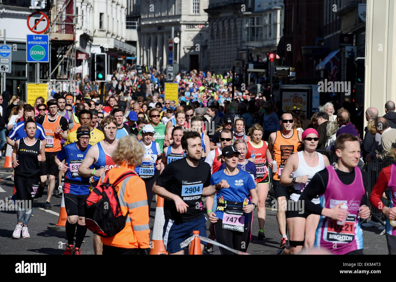 Brighton, UK. 12 avril, 2015. Des milliers de coureurs tête dans le centre-ville dans le Marathon de Brighton : Crédit d'aujourd'hui Simon Dack/Alamy Live News Banque D'Images