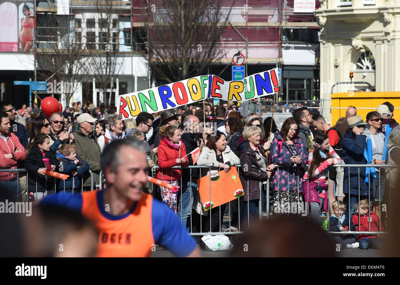 Brighton, UK. 12 avril, 2015. Messages pour les coureurs dans le Marathon de Brighton : Crédit d'aujourd'hui Simon Dack/Alamy Live News Banque D'Images