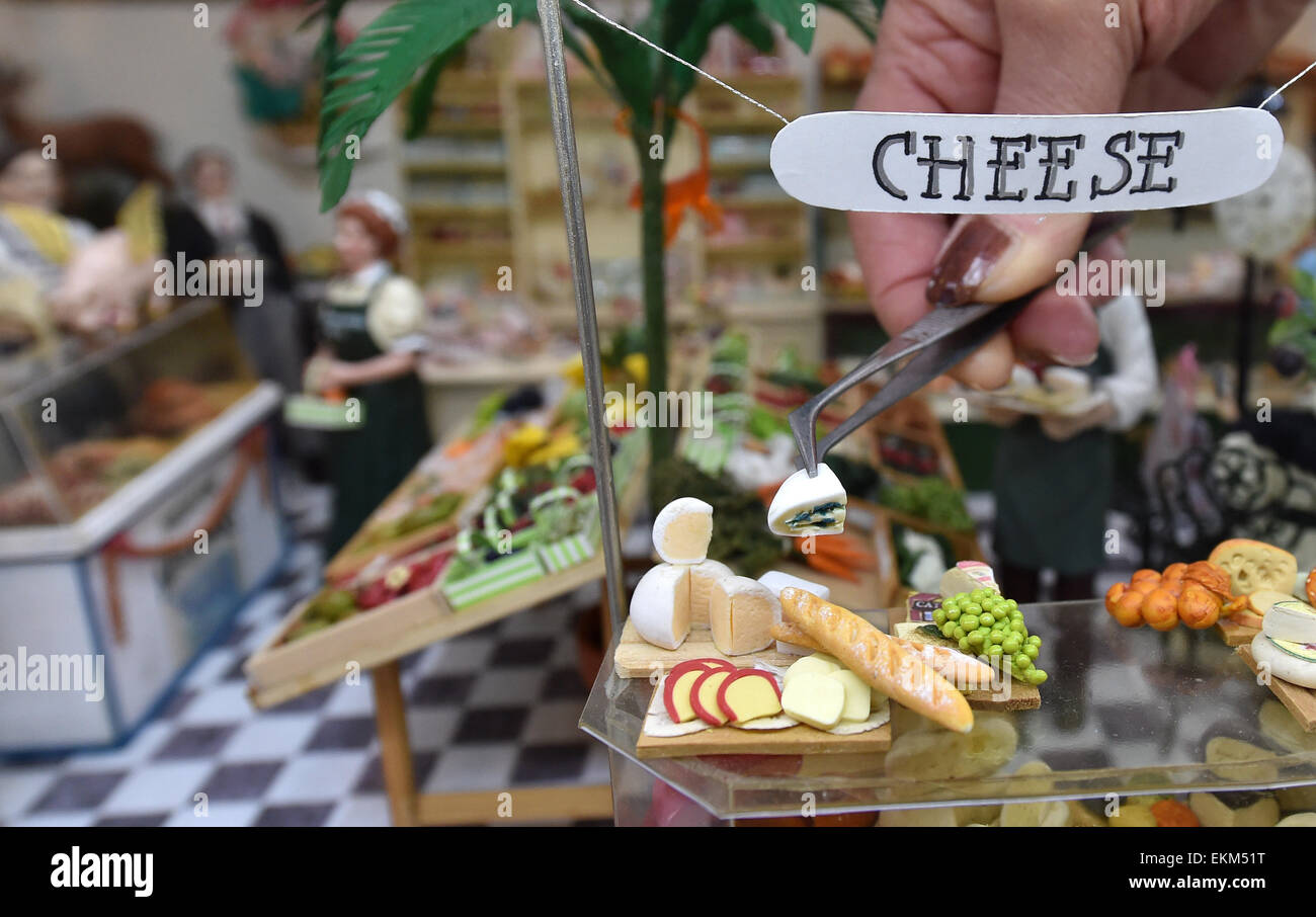 Elfy Graham met un morceau de fromage dans un marché miniature elle et son mari, Robert, ont construit. Le couple du nord de la ville allemande de Hambourg construit des maisons, des figures humaines et des accessoires à un douzième de leur taille normale. Le travail a commencé comme un passe-temps mais maintenant rapporte de l'argent pour les Graham, qui ont construit environ 30 maisons miniatures. DPA/CARMEN JASPERSEN Banque D'Images