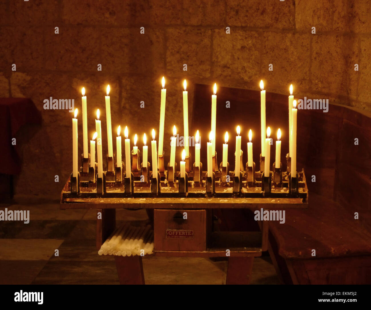 Un porte-bougie dans une église avec des bougies allumées Photo Stock -  Alamy