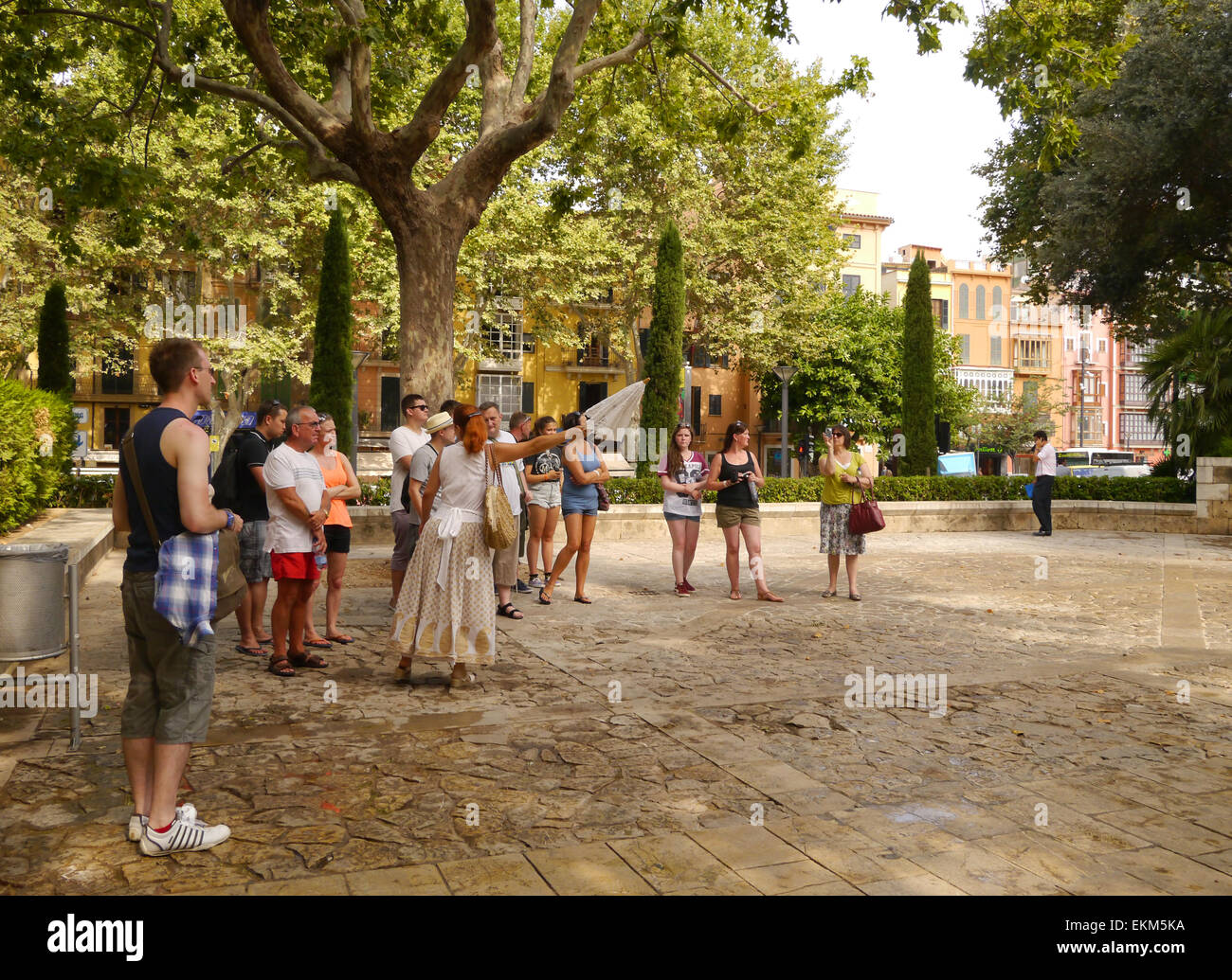 Un groupe de personnes avec un guide touristique à Palma de Majorque, Espagne Banque D'Images