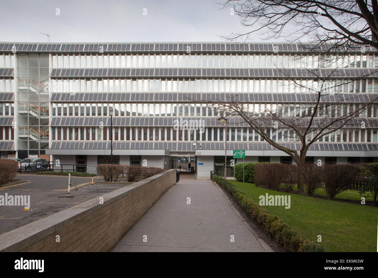 Un bâtiment à l'Université de Northumbria recouvert de panneaux solaires. Newcastle sur Tyne, Royaume-Uni Banque D'Images