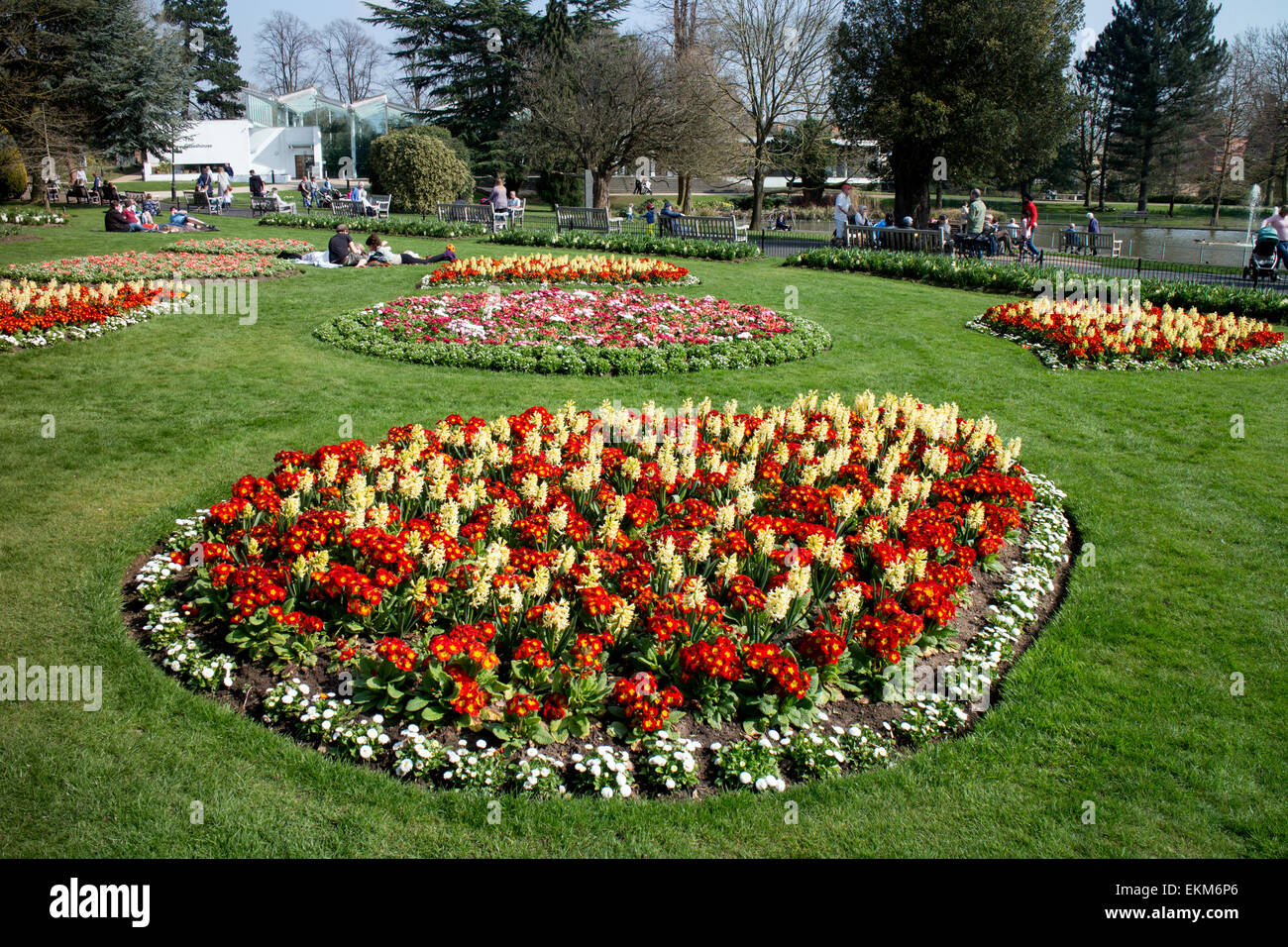 Jephson jardins au printemps, Leamington Spa, Warwickshire, UK Banque D'Images