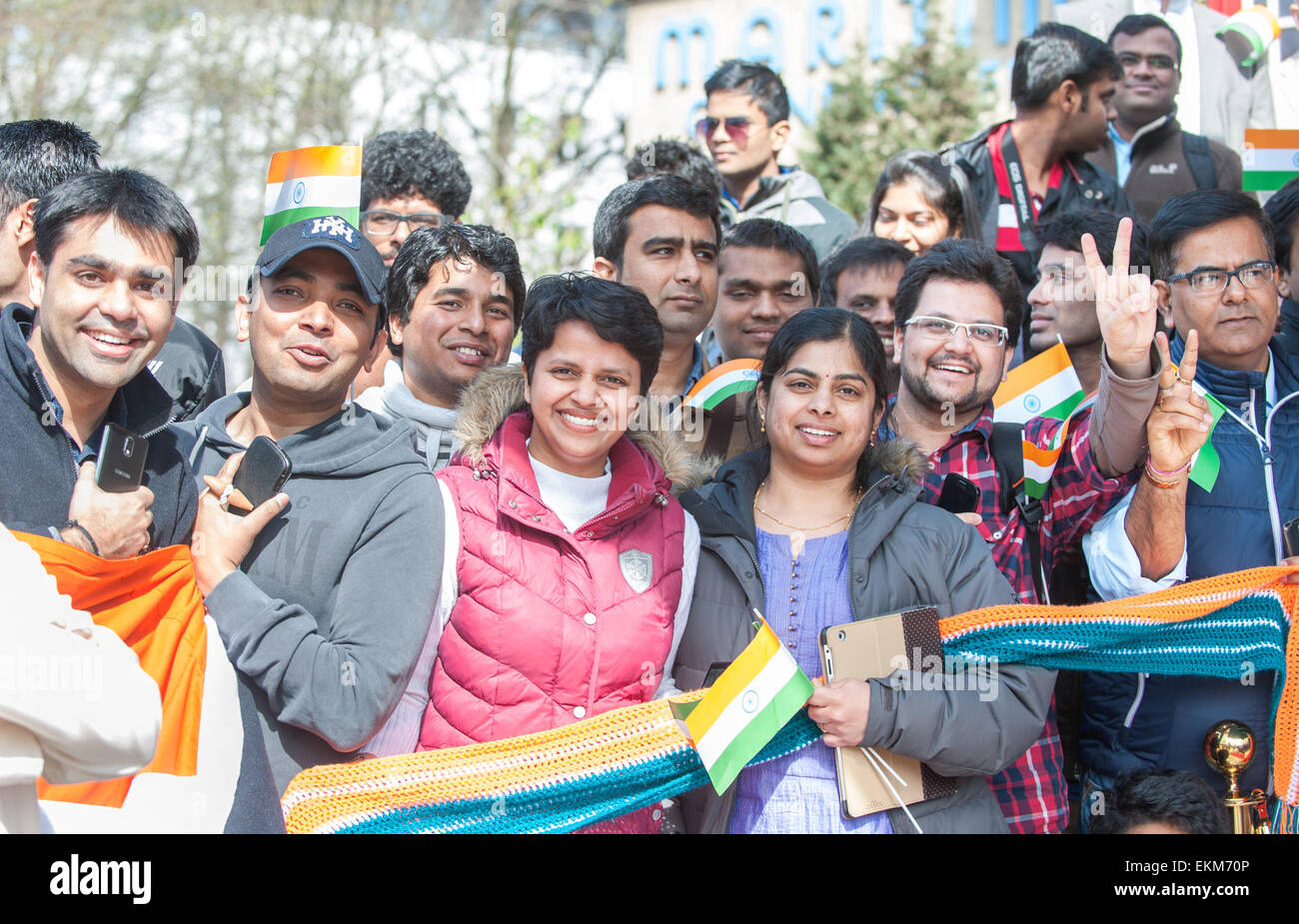 Hanovre, Allemagne. Apr 12, 2015. Attendre l'arrivée d'Indiens de l'Indian Premier ministre Narendra Modi, à Hanovre, Allemagne, 12 avril 2015. Le PM indien ouvre la foire industrielle Hannover le dimanche soir. Photo : HAUKE-CHRISTIAN DITTRICH/dpa/Alamy Live News Banque D'Images