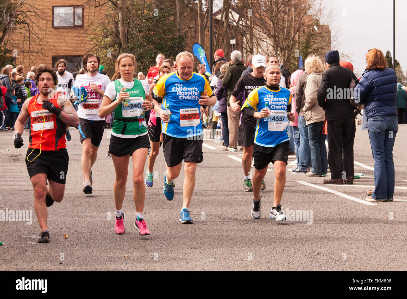 Sheffield, Royaume-Uni. 12 avril, 2015. Le Sheffield demi-marathon est exécuté sur un parcours très vallonné de commencer dans le centre-ville et de l'escalade 290 TEMI ( 958 pieds). Les coureurs sont sur Ecclesall Road aux 10 mille. Crédit : Eric Murphy/Alamy Live News Banque D'Images