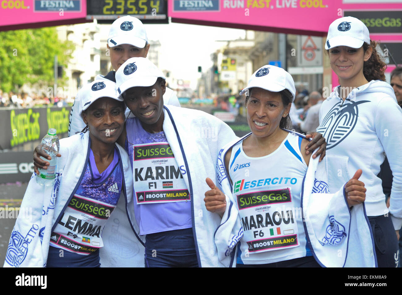 Milan, Italie. Apr 12, 2015. Lemme Ayelu(L) Lucy Karimi (C) Fatma sur le podium dames Maraoui de Milan : Action Crédit Marathon Plus Sport/Alamy Live News Banque D'Images
