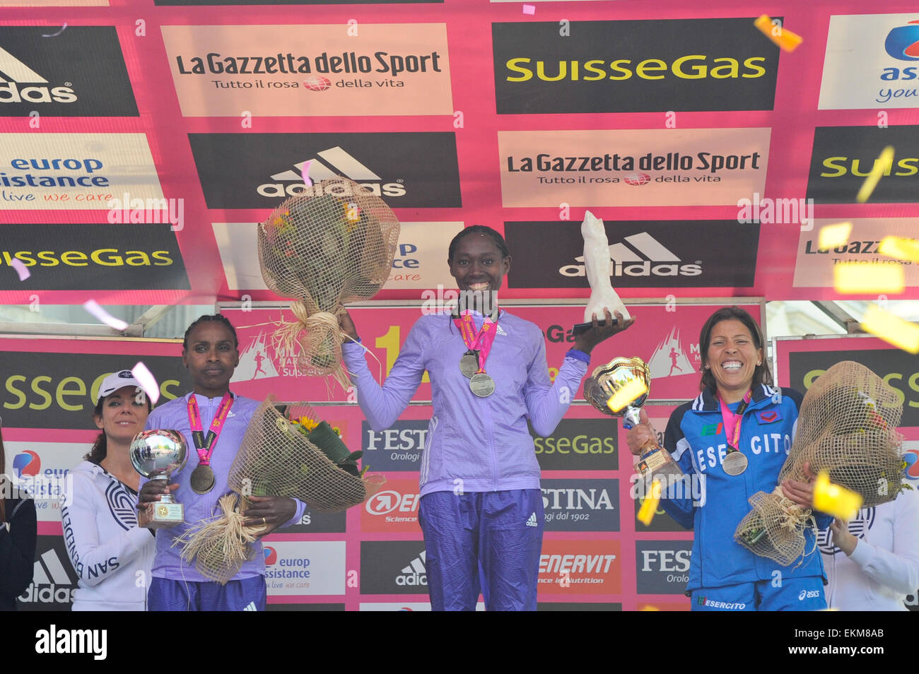 Milan, Italie. Apr 12, 2015. Milan City marathon dames Podium : Ayelu Lemma (L) Lucy Karimi (C) Fatma Maraoui (R) Marathon de la ville de Milan à Milan, Italie. Credit : Action Plus Sport/Alamy Live News Banque D'Images